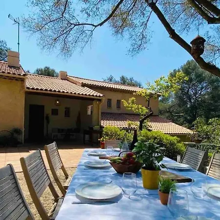 Provencale Atypique A 5 M A Pied De La Holiday home *
